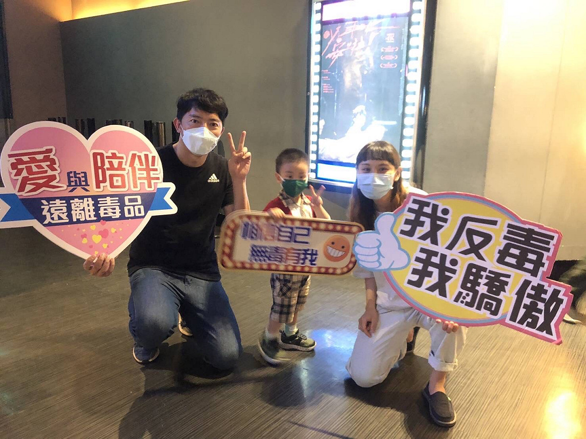 公益電影《教練》觀賞活動，邀約藥癮者及其家屬21位，另邀社工人員、社區民眾一起觀賞電影及映後影評互動探討，期望激勵藥癮者堅定戒癮及克服壓力與困境。 圖：高雄市毒防局提供