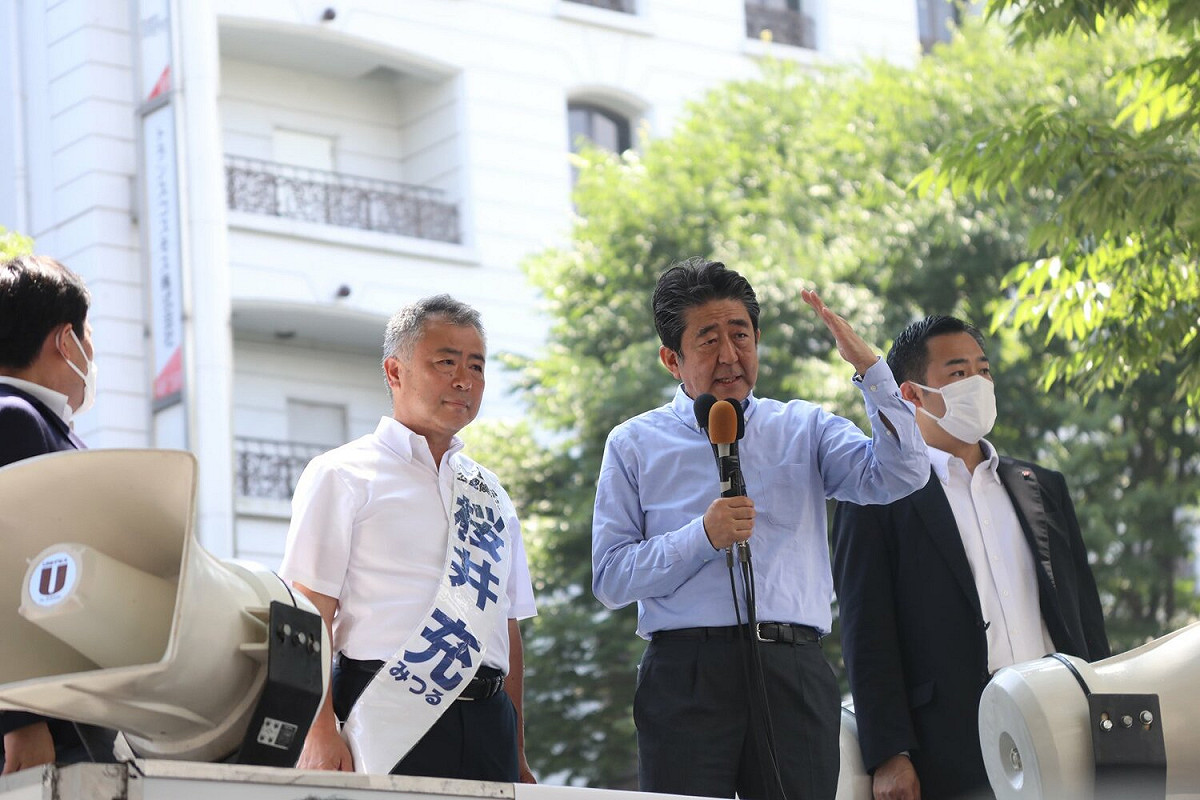 日本第26屆參議院大選，前首相安倍晉三不幸遇刺效應激起同情票，自民黨拿到63席單獨過半，大獲全勝。