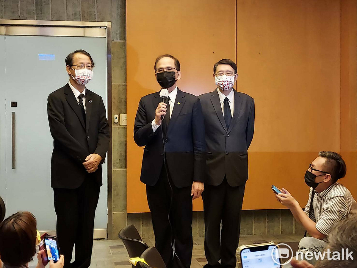 游錫堃上午前往日本台灣交流協會，向安倍晉三弔唁。 圖:陳佩君/攝