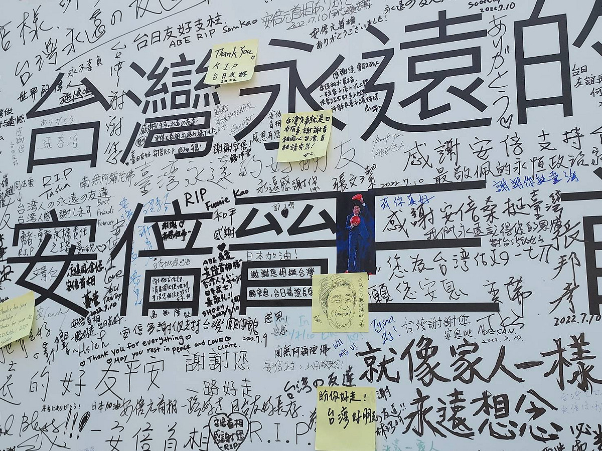 民眾以中、日文簽名留言，還有人畫出安倍頭像。 圖：陳佩君／攝