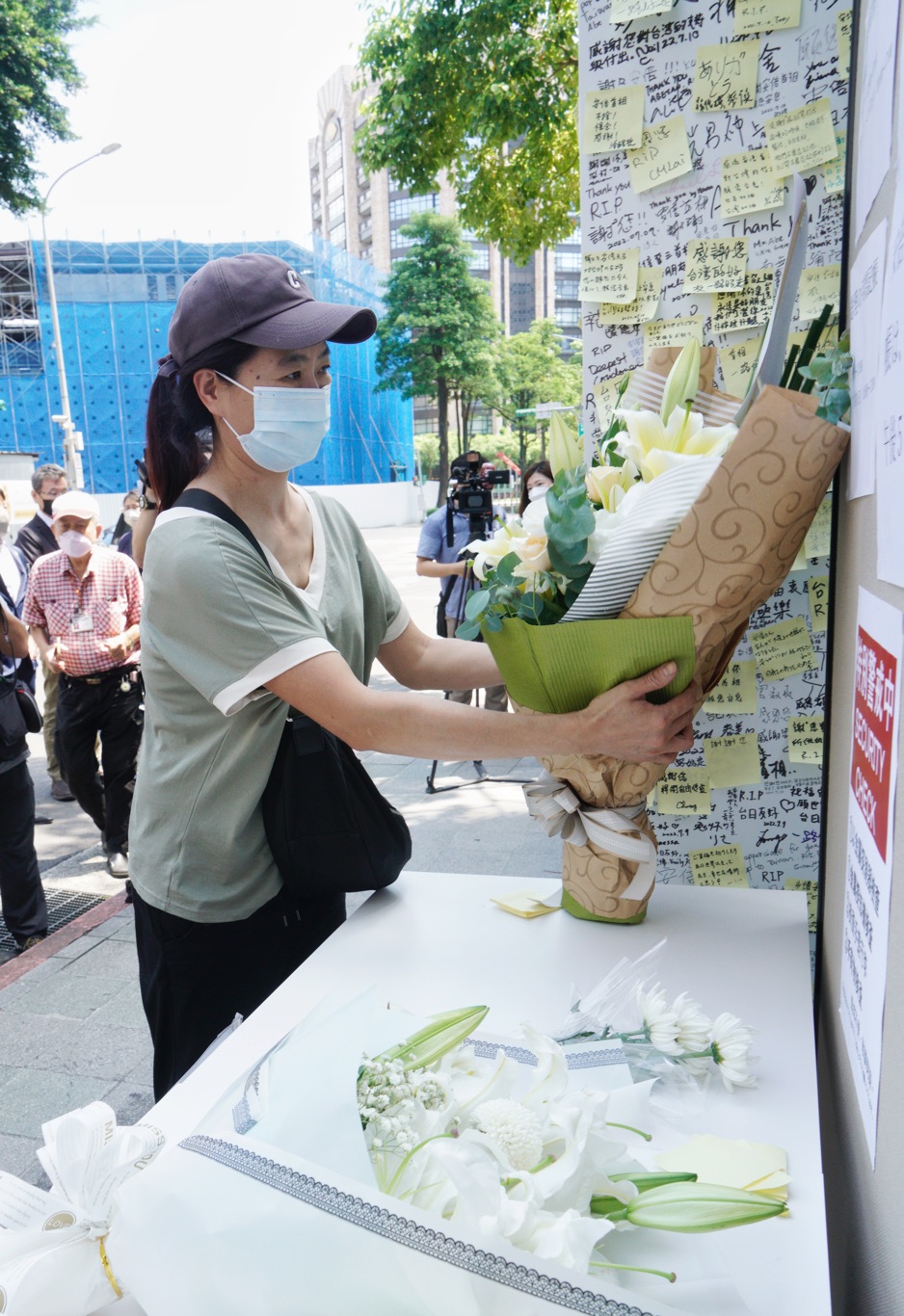 一位民眾一早就拿著一束鮮花到日本台灣交流協會台北事務所前獻花台，追悼遇刺亡故的日本前首相安倍晉三。 圖：張良一/攝