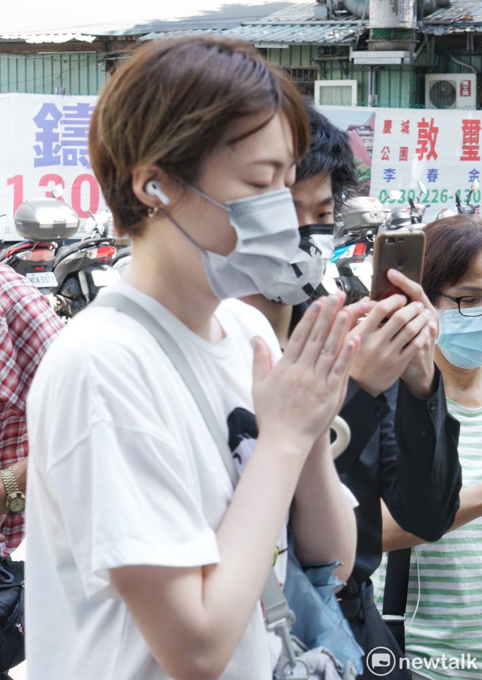 一位民眾一早就到日本台灣交流協會台北事務所前，雙手合十追悼遇刺亡故的日本前首相安倍晉三。 圖：張良一/攝