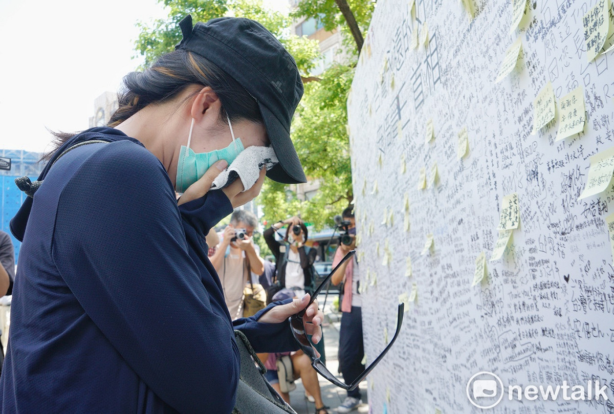 一位民眾到日本臺灣交流協會台北事務所前，追悼遇刺亡故的日本前首相安倍晉三時，一度悲從中來掩面哭泣。 圖：張良一/攝