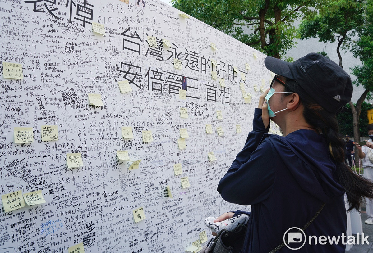 民眾一早就到日本臺灣交流協會台北事務所前，追悼遇刺亡故的日本前首相安倍晉三。 圖：張良一/攝