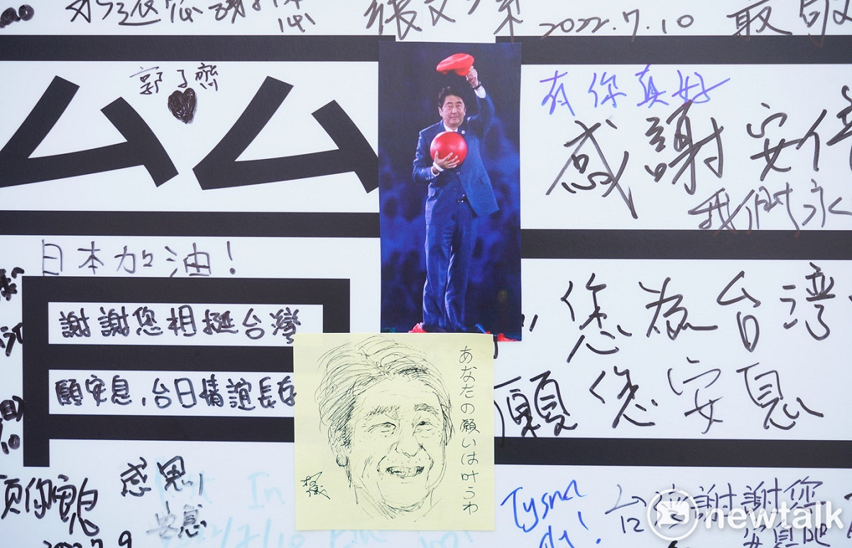 日本台灣交流協會台北事務所架設一面牆，讓民眾寫下追悼遇刺亡故的日本前首相安倍晉三的文字。 圖：張良一/攝