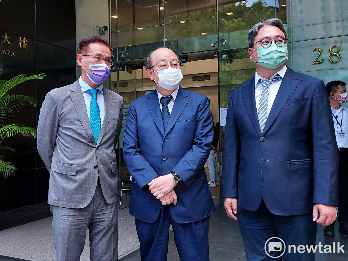 柯建銘(圖中)率民進黨團幹事長鄭運鵬(左)、副幹事長黃世杰(右)前往日本台灣交流協會悼念安倍晉三。 圖：陳佩君／攝