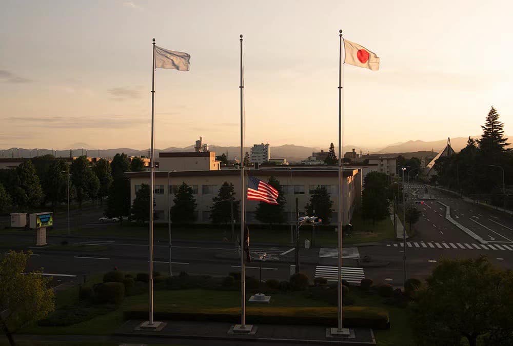 蔡正元表示日軍駐美基地出現，「不降半旗的日本國旗」和「降半旗的美國國旗」。 圖:翻攝自蔡正元臉書