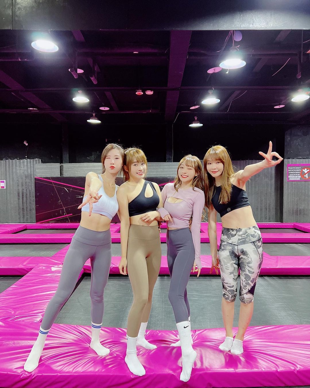 《女孩花啾玩》由沐妍、伊伊、林襄和Yuri陳怡叡(左至右)共同主持。 圖：翻攝自IG/moon_t96