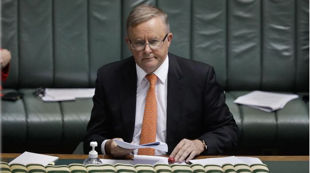 澳洲新任總理艾班尼斯（Anthony Albanese）稱，澳洲未在任何問題上改變立場，也不會回應中國的要求，強調「我們只服從我們自己國家的利益」。 圖：擷自推特@Tim_jbo