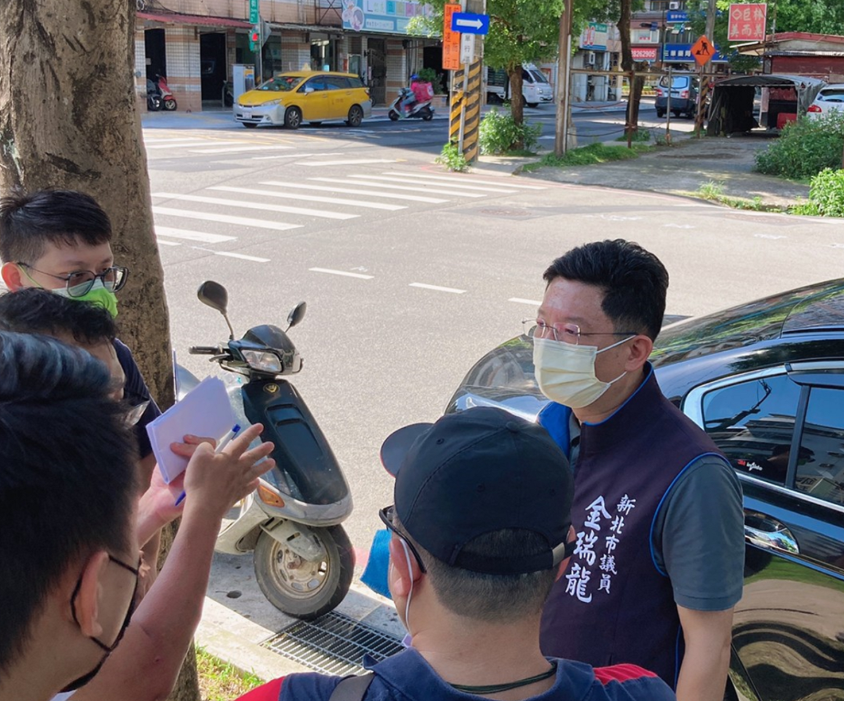 新北市議員金瑞龍邀集相關單位，會勘中和區板南路、中興街口的行穿線。 圖：金瑞龍服務處提供