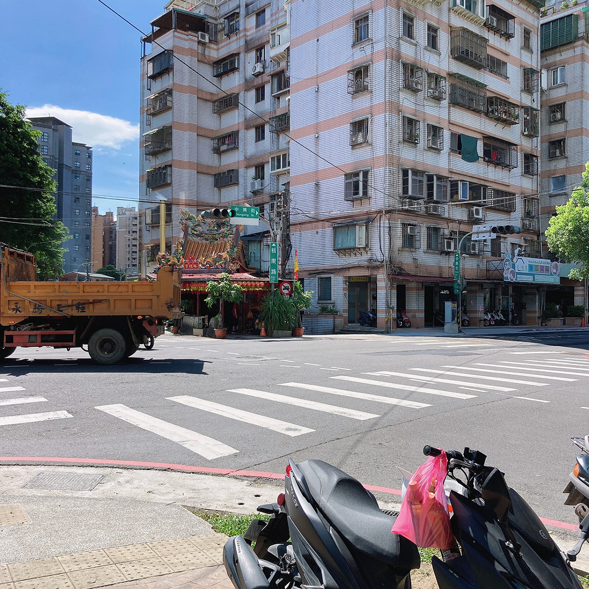 中和區板南路、中興街口行穿線日前有行人遭撞傷。 圖：金瑞龍服務處提供