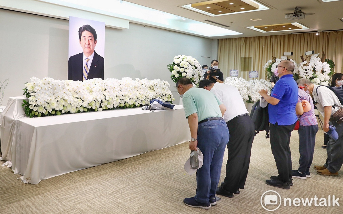 一些民眾在日本臺灣交流協會台北事務所內，向前首相安倍晉三遺像致意。 圖：張良一/攝