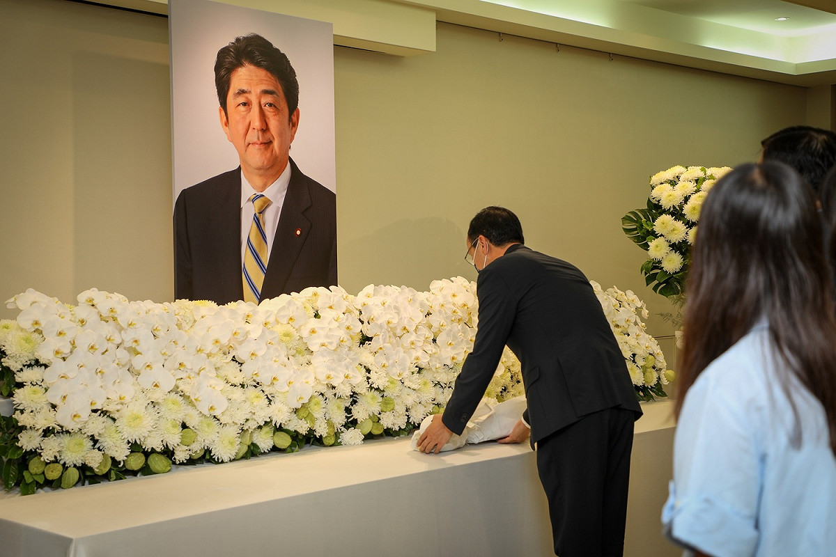 國民黨主席朱立倫前往日台交流協會向日本前首相安倍晉三致意。 圖：國民黨文傳會/提供
