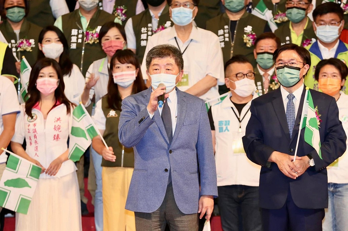 陳時中昨宣布參選台北市長，並成立臉書專頁，今他透過臉書專頁透露，他必須把防疫工作階段性任務完成、把部長職務交接妥當後才能卸任。 圖：翻攝自陳時中/ 臉書專頁