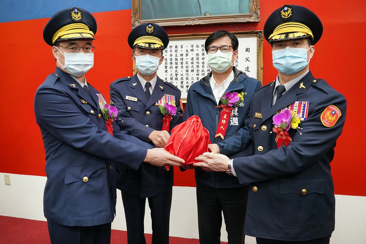 陳其邁(右二)主持警察局長交接。 圖：高雄市政府提供