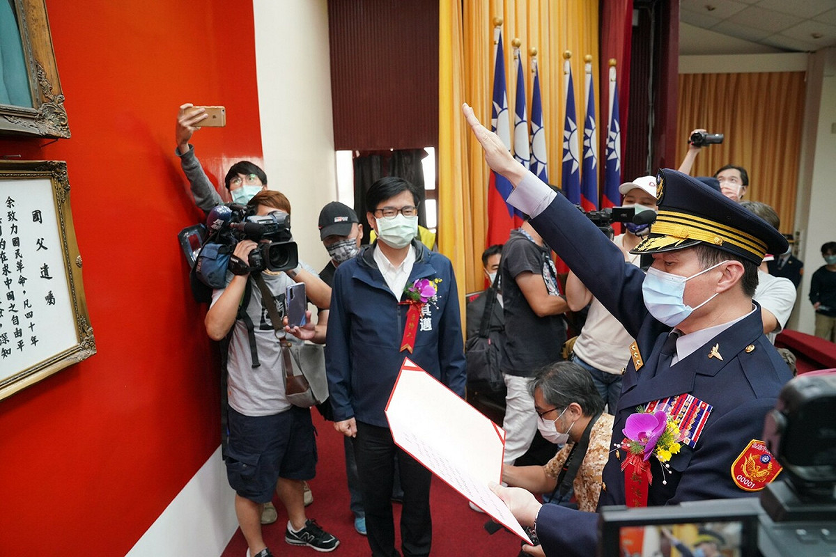 新任高市警察局長林炎田(右)宣誓就任。 圖：高雄市政府提供