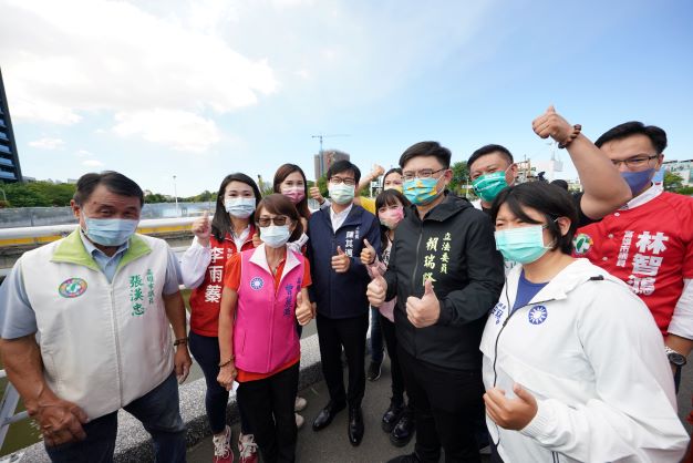 陳其邁(中)視察前鎮區媽祖港橋改建工程。 圖：高雄市政府提供