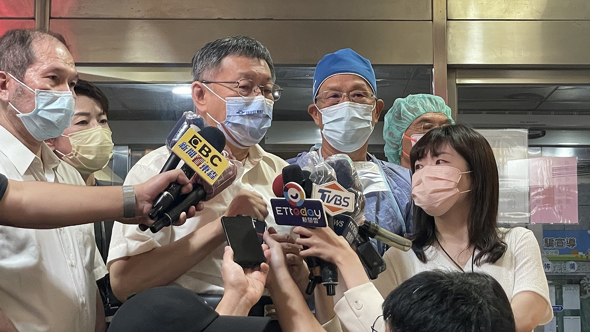 台北市副市長蔡炳坤今晚出席餐敘時突不適倒下，緊急送醫急救，市長柯文哲稍早前往聯合醫院仁愛院區關心。 圖：台北市政府 / 提供