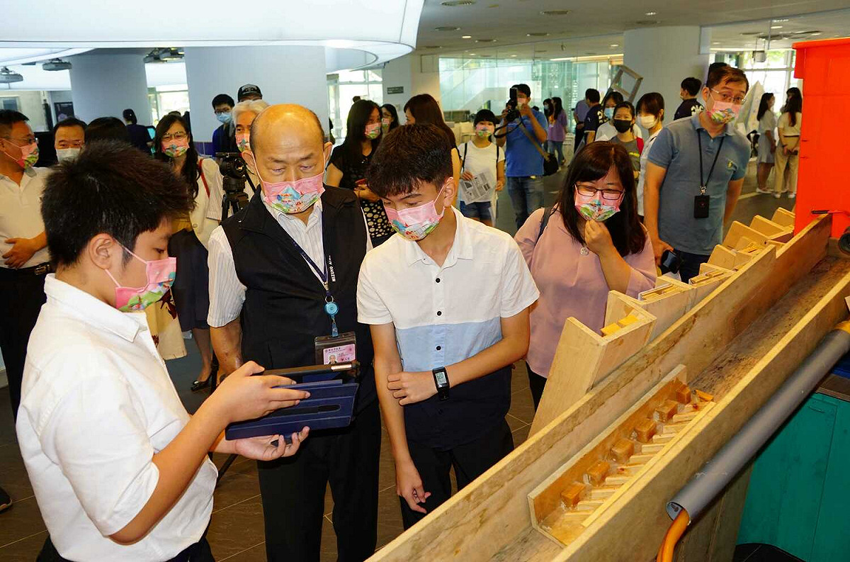 竹圍國小學生介紹魚道作品。 圖：新北市教育局提供