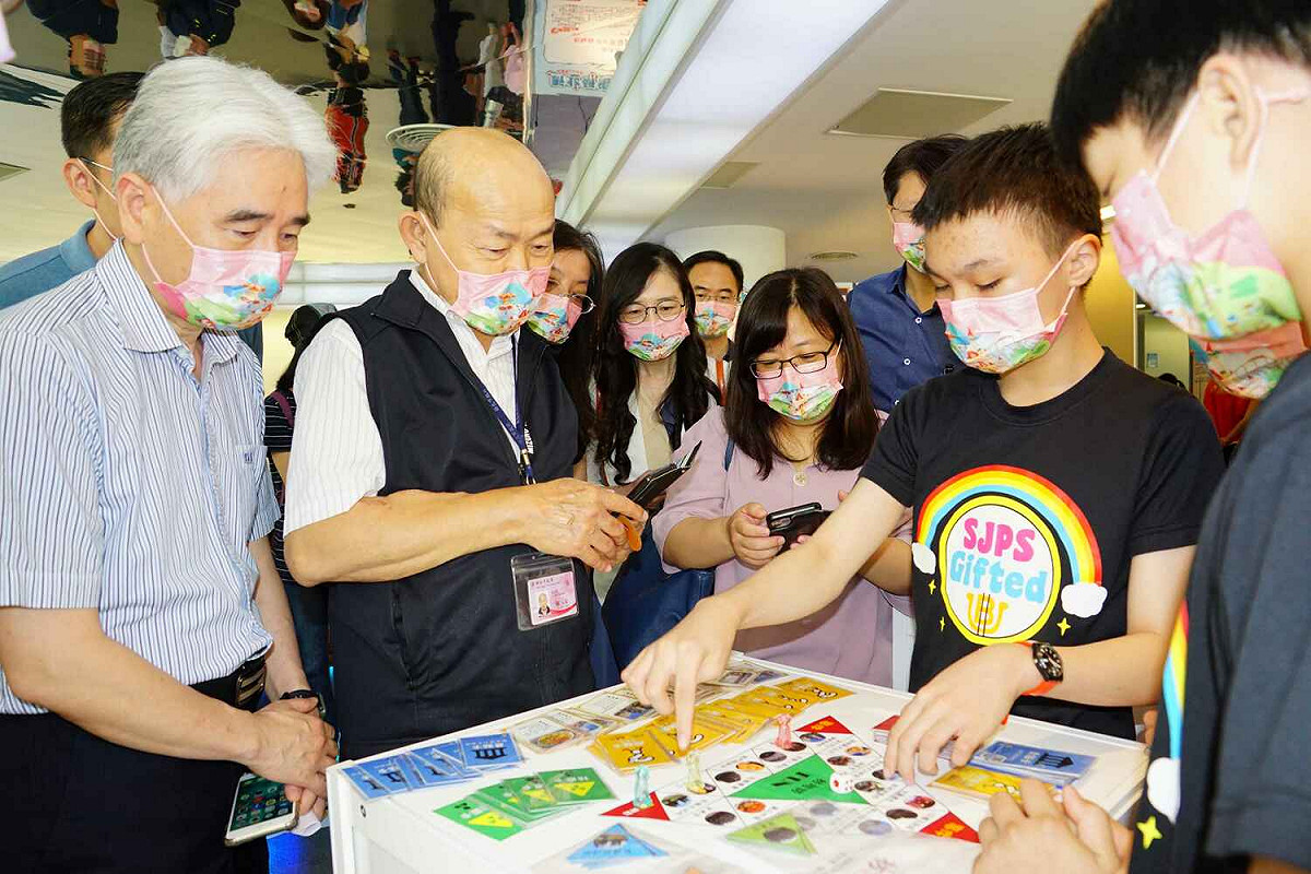 實踐國小學生透過自製桌遊介紹板橋文化。 圖：新北市教育局提供