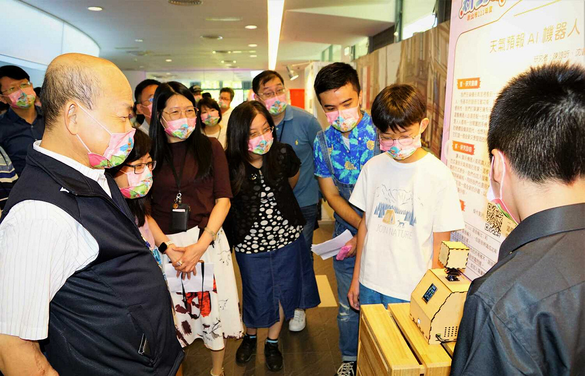 丹鳳國小學生介紹AI天氣預報機器人。 圖：新北市教育局提供
