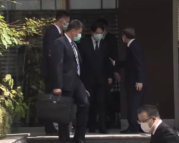 副總統賴清德（右二）低調訪問日本，被拍到前往東京安倍晉三住宅悼念安倍，駐日代表謝長廷（右）陪同。 圖：翻攝自YouTube/FNNプライムオンライン
