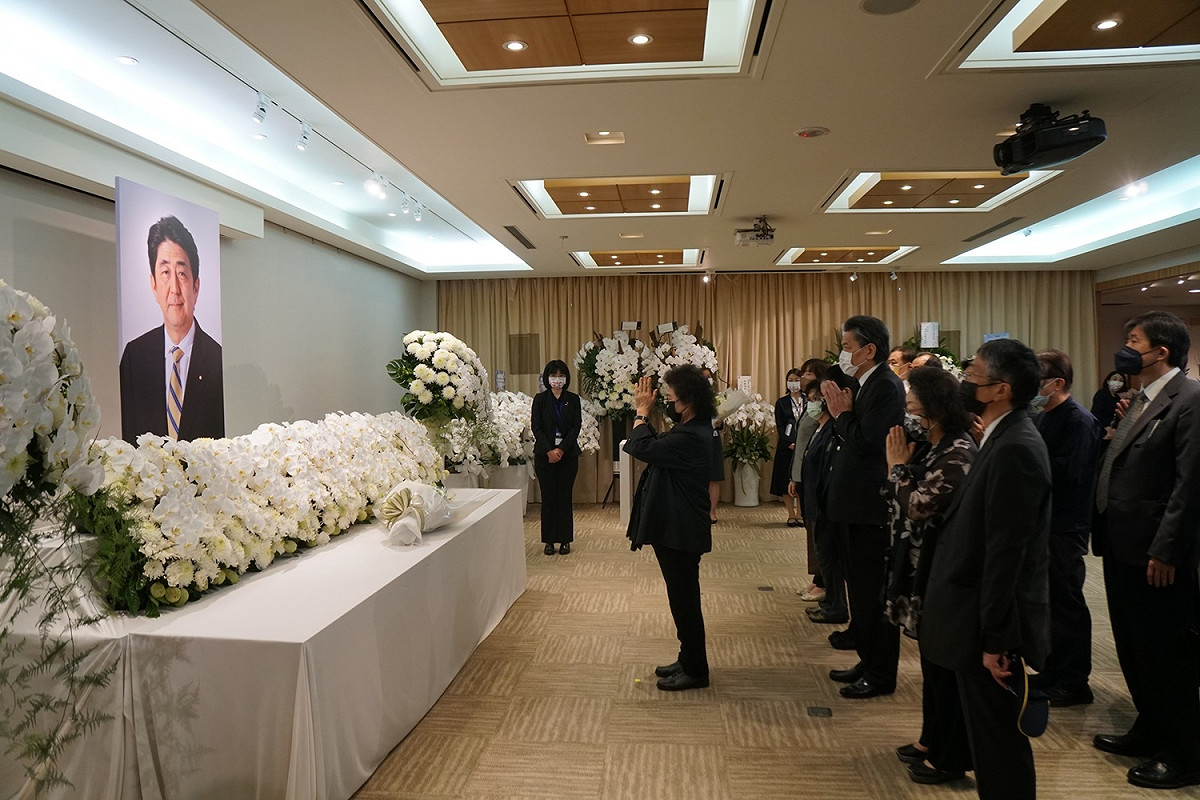 監察院長陳菊率領副院長李鴻鈞、監委到日本台灣交流協會向前首相安倍晉三致意。 圖：監察院提供