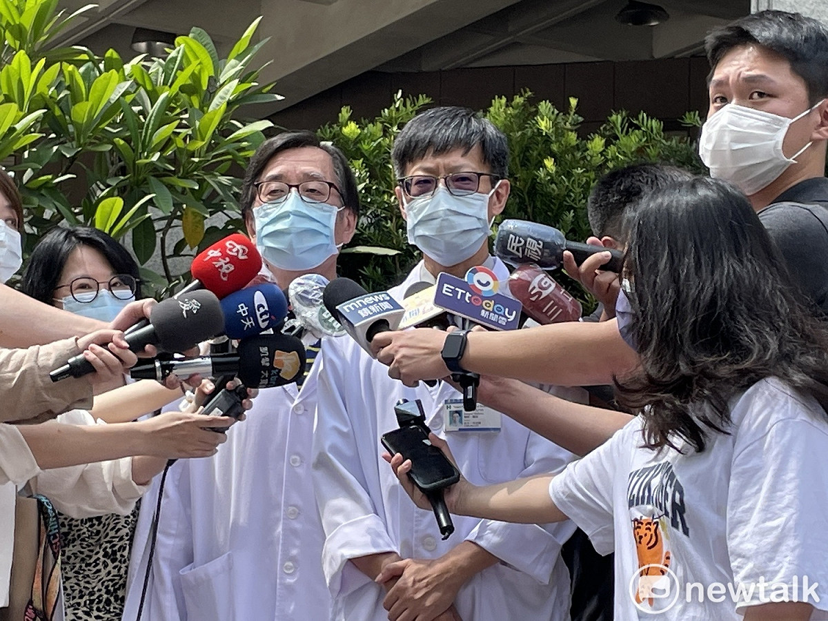 仁愛院區副院長林志陵（右）、神經外科主任林文雄（左）今（12）天上午受訪回應台北市副市長蔡炳坤最新病況。 圖：周煊惠 / 攝