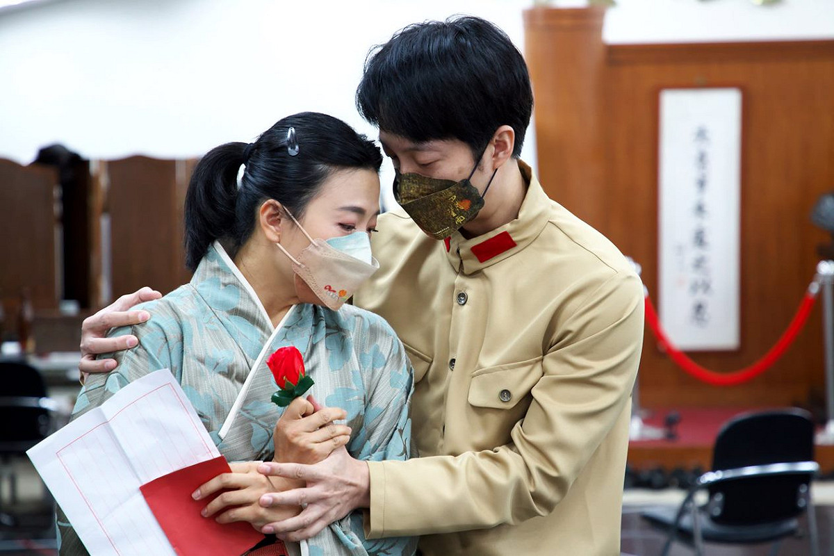 《四月望雨》講述二戰前夕，一群懷抱文藝理念的青年男女，展開歷經理想、希望的血淚故事。