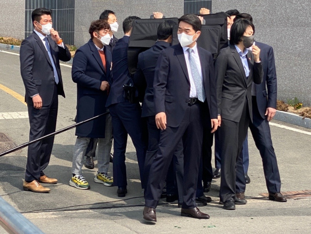 韓國前總統朴槿惠在公開談話遭襲，保鑣瞬間組起「鐵桶陣」。 圖：翻攝自海外網