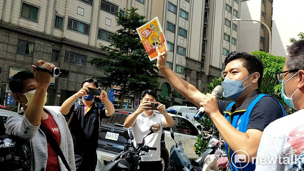 國民黨桃園市議員參選人謝克洋準備２份禮物要送給林智堅，祝賀林入籍桃園。 圖：林昀真／攝