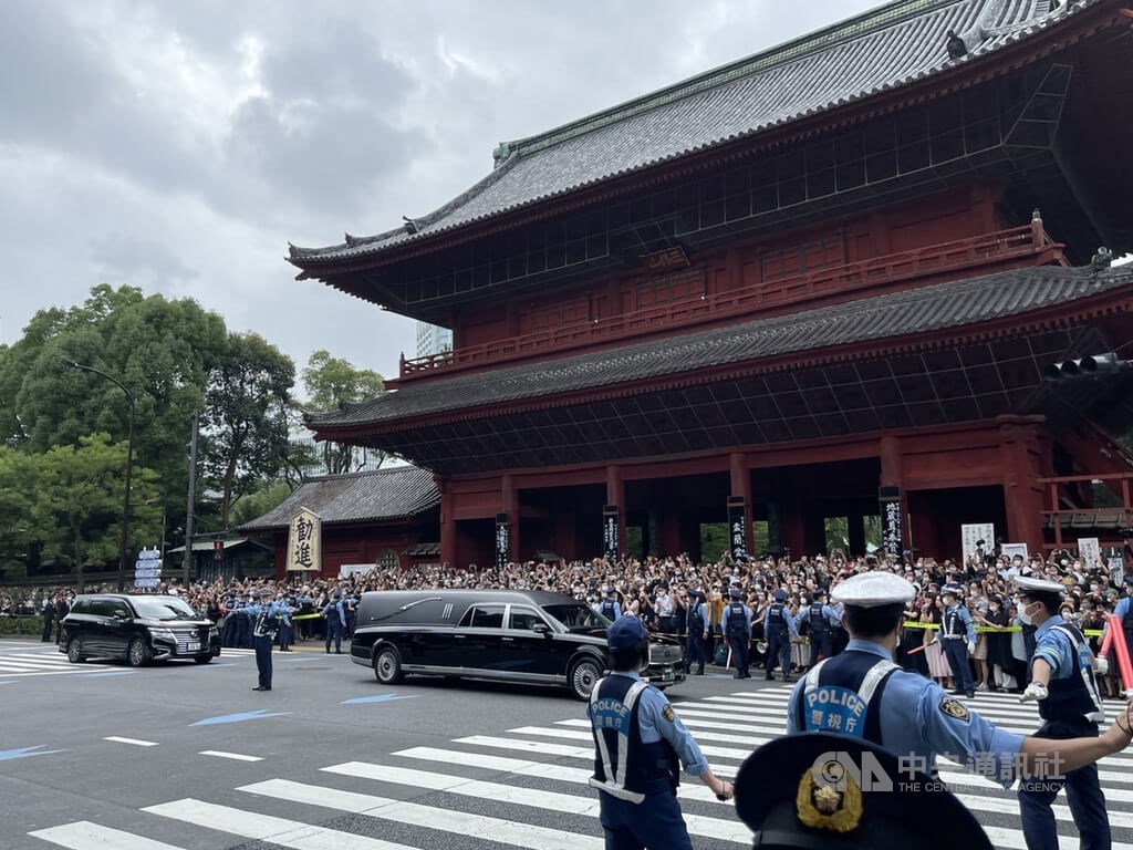 大批民眾趕赴現場送安倍最後一程。 圖/中央社楊明珠攝