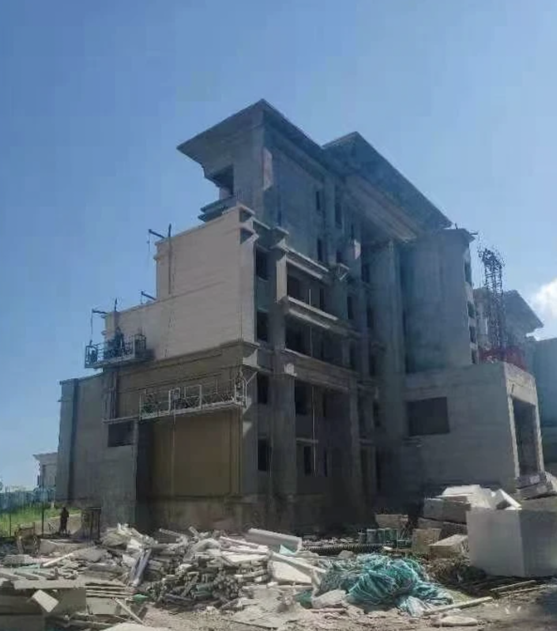 中國房地產暴跌，房市在疫情後停工，多項建案交屋延期，業主擬集體停債。 圖：翻攝自每日經濟新聞（資料照）