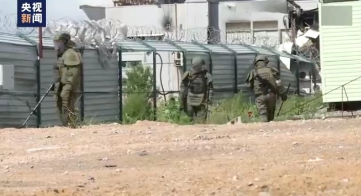 俄軍排雷部隊在頓涅茨克和盧甘斯克地區目前已清除超過 3800 公頃土地的爆炸物。 圖：翻攝自央視新聞