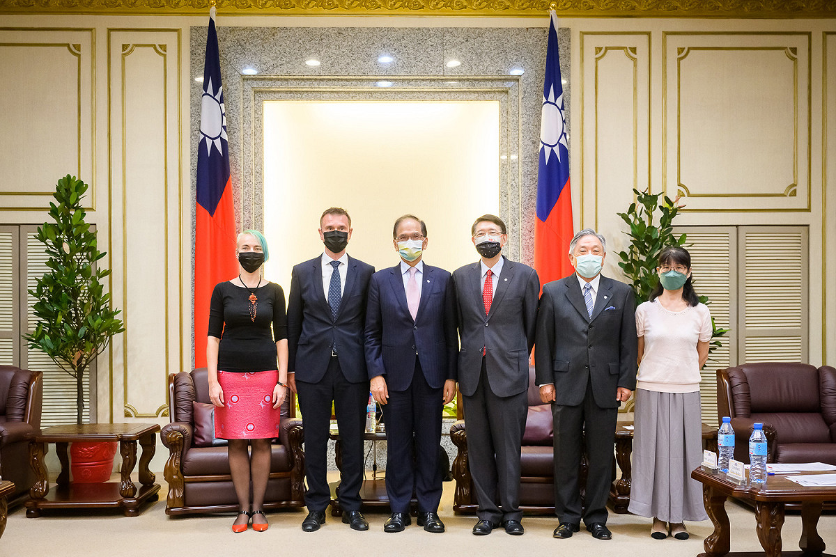 游錫堃今接見捷克駐台經濟文化辦事處代表朗樂。 圖：立法院提供
