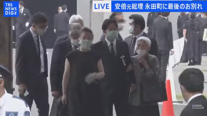 前國策顧問金美齡今（12）日陪同副總統賴清德出席日本前首相安倍晉三葬禮。 圖：翻攝自東京電視台直播畫面