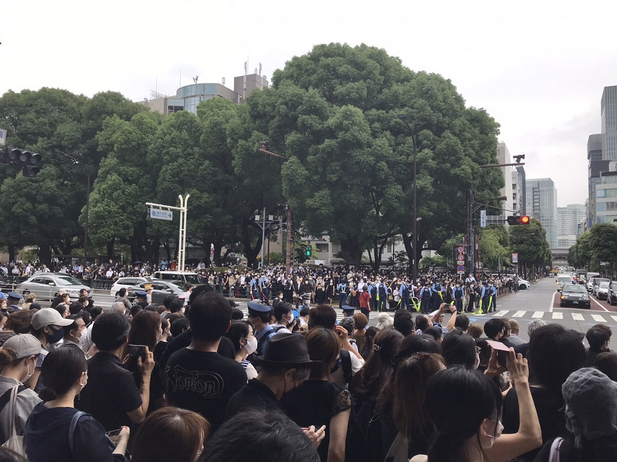 日本前首相安倍晉三告別式於東京增上寺舉行，大量民眾前往追悼。 圖：翻攝自江淑美臉書