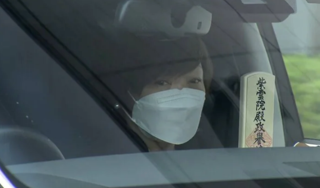 安倍晉三夫人安倍昭惠於座車中，神色顯得哀戚 圖:翻攝自海外網