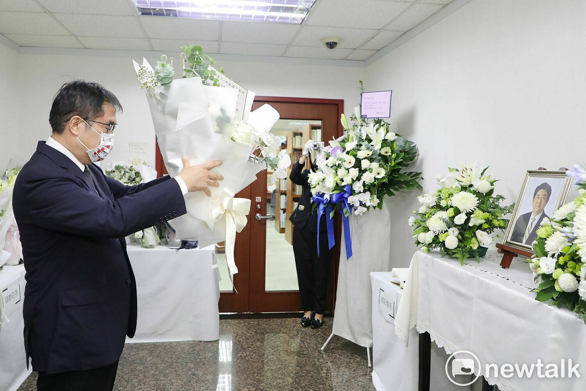 台南市長黃偉哲今日赴日本台灣交流協會高雄事務所，悼念日本前首相安倍晉三，黃偉哲在安倍的遺照前深深鞠躬致意，獻上花束。 圖：台南市政府提供