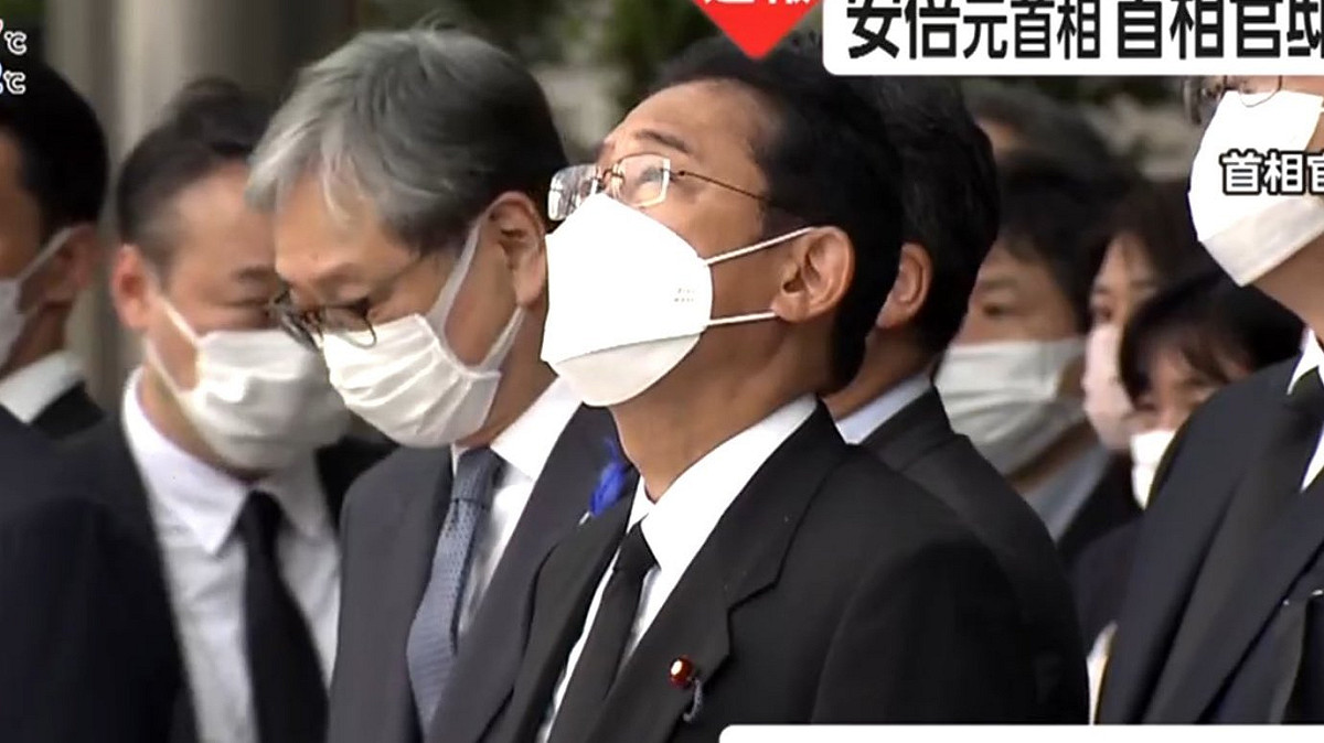 日本現任首相岸田文雄在首相官邸前等待靈車時，抬頭望向天空。 圖:翻攝自推特