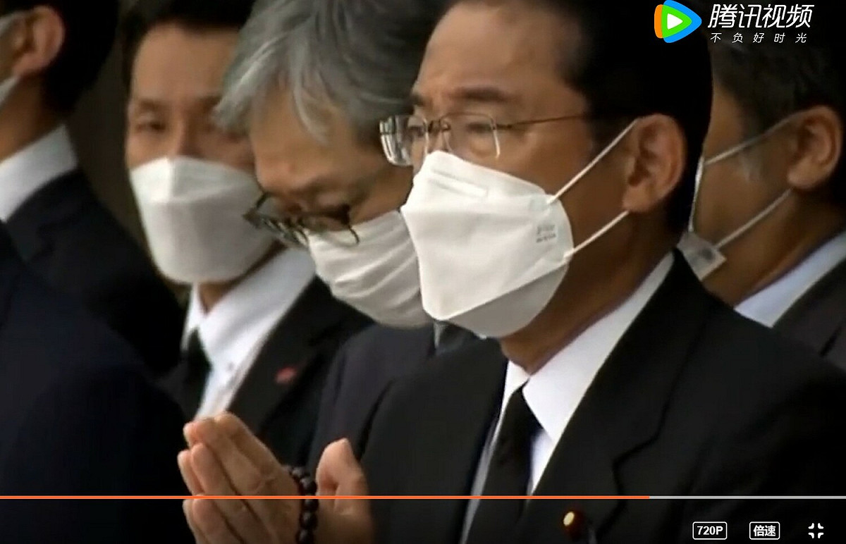 當安倍靈車經過時，日本現任首相岸田文雄在首相官邸前手持念珠，雙手合十。 圖:翻攝自海客新聞