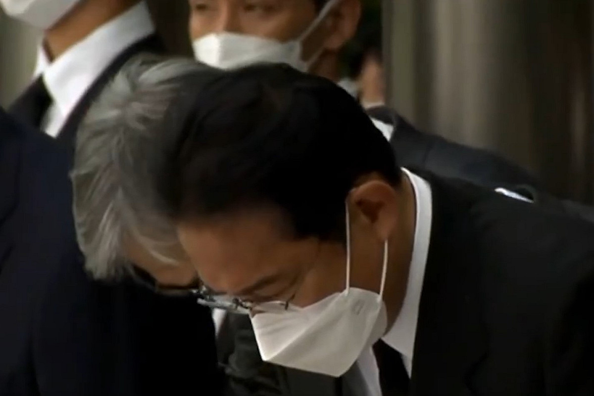 日本現任首相岸田文雄在首相官邸前向安倍晉三的靈車鞠躬致意。 圖:翻攝自海客新聞