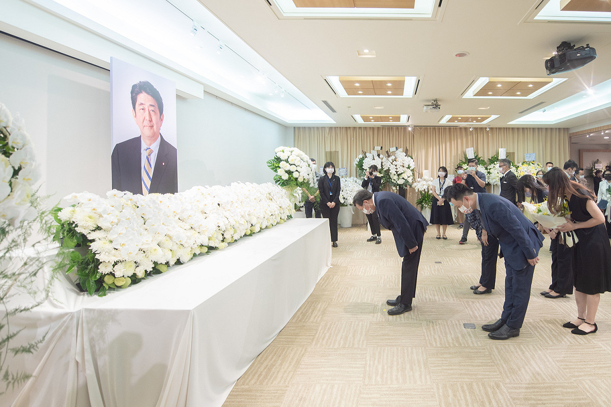 鄭文燦率桃市府團隊前往日本台灣交流協會弔唁前日本首相安倍晉三。 圖：桃園市政府/提供