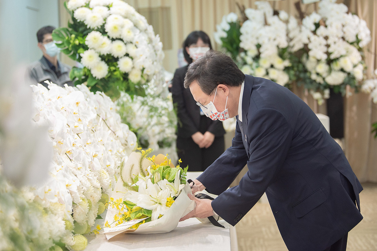鄭文燦獻花弔唁前日本首相安倍晉三。 圖：桃園市政府/提供