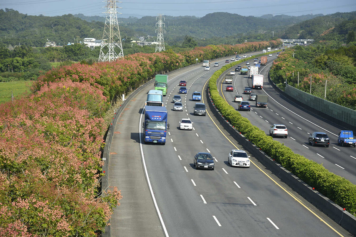 2022年汽機車燃料費已於7月起開徵，車主能夠利用線上多元方式在期限內繳納汽燃費。(汽車示意圖) 圖：交通部高速公路局／提供