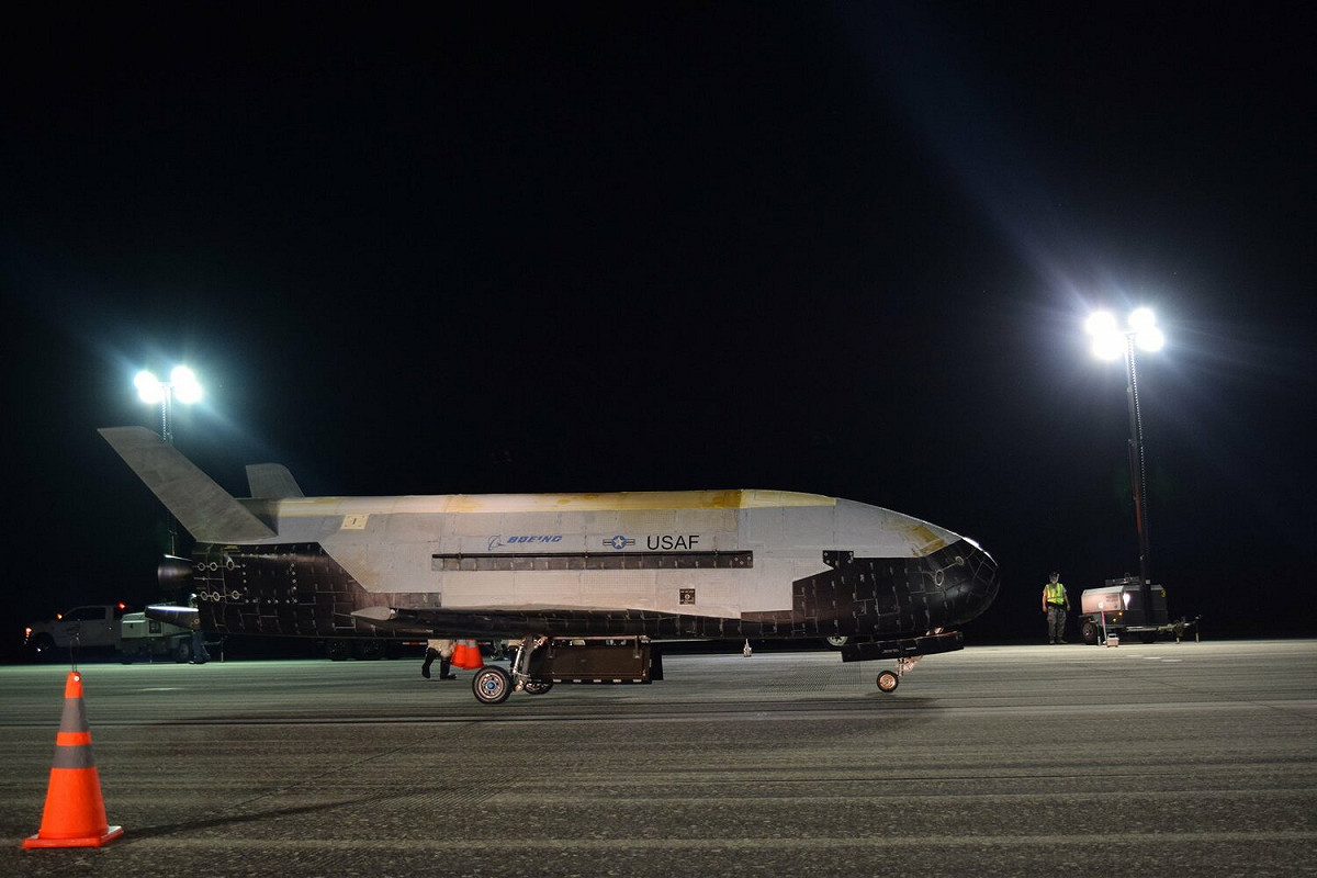 美國太空軍一架 X-37B 空天飛機，在太空中連續飛行超過 780 天，刷新最長在軌紀錄，但遭外界質疑可能有軍事目的。 圖：翻攝自Twitter