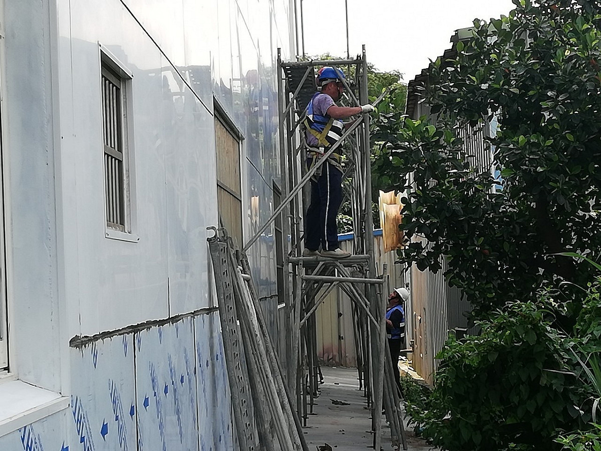 拆除大隊今(12)日進場。 圖：新北市民政局提供
