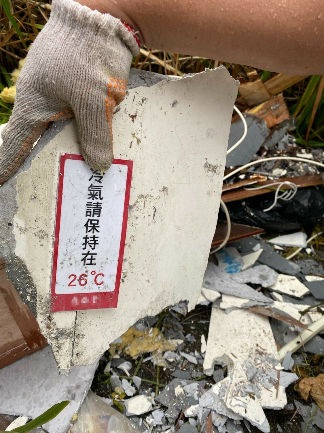 稽查人員發現係知名餐廳之裝潢廢棄物遭非法棄置。