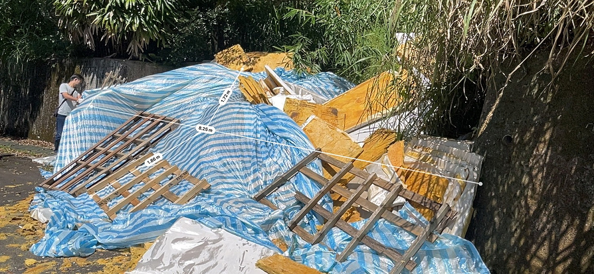 石碇橫坪山區遭非法棄置廢棄泡棉。