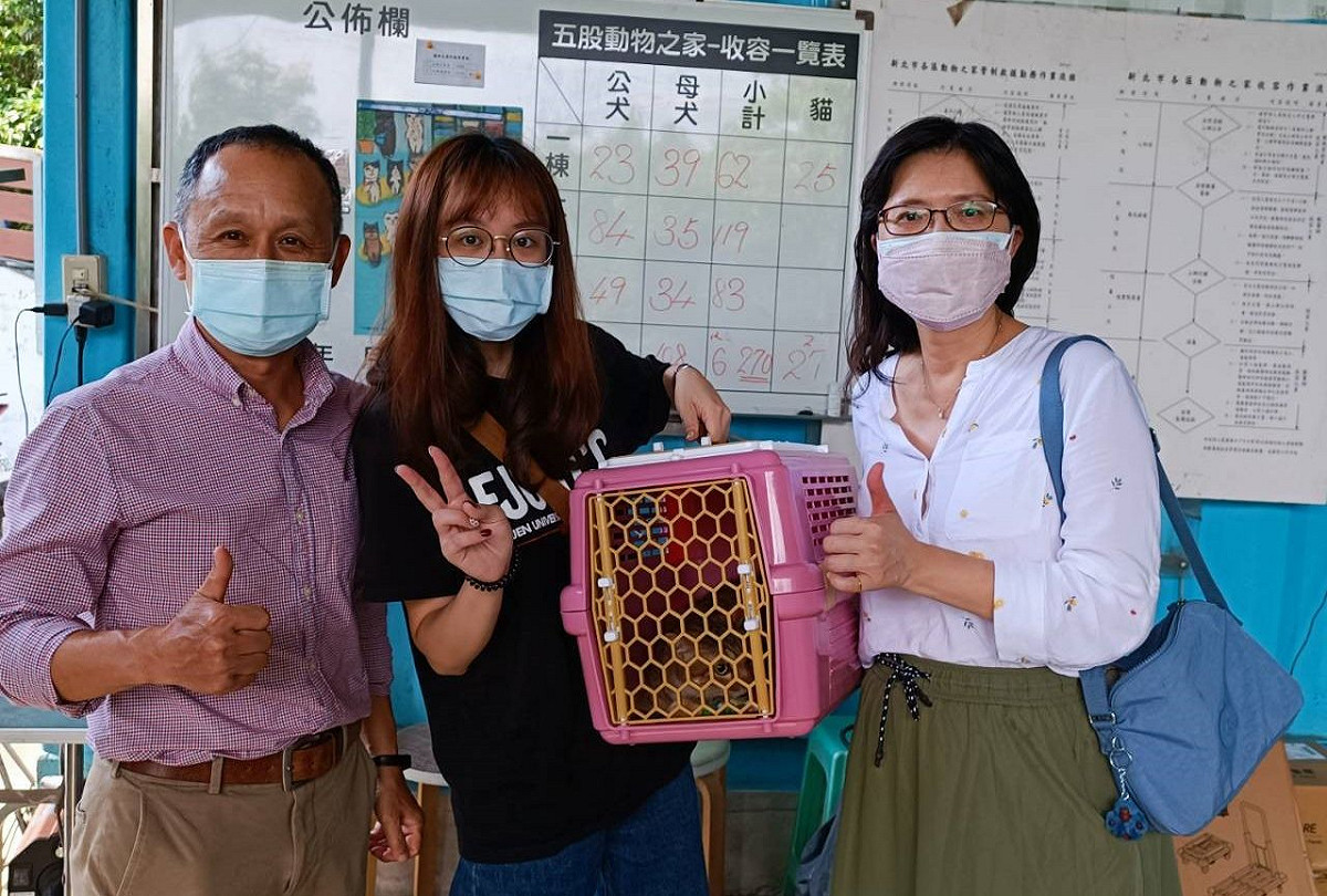 七喜與認養的飼主開心合照。 圖：新北市動保處提供